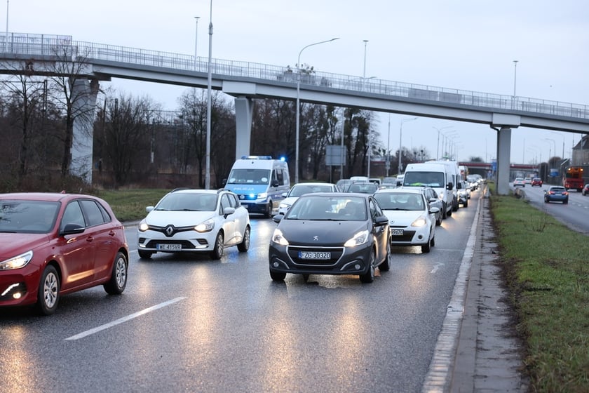 Rolnicy blokujący aleję Jana III Sobieskiego we Wrocławiu (poranek 12 lutego 2024)&nbsp;&nbsp;