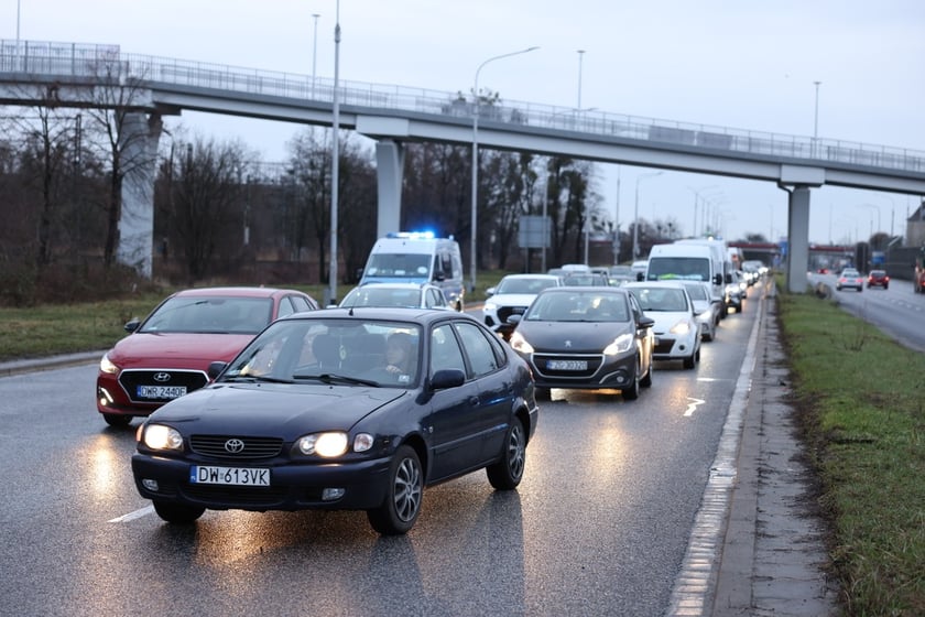 Rolnicy blokujący aleję Jana III Sobieskiego we Wrocławiu (poranek 12 lutego 2024)&nbsp;&nbsp;