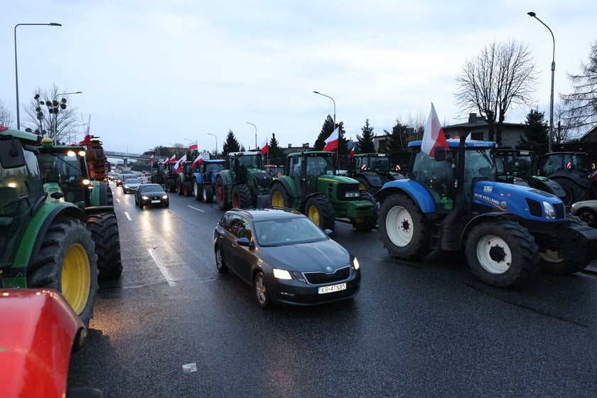 Rolnicy blokujący aleję Jana III Sobieskiego we Wrocławiu (poranek 12 lutego 2024)&nbsp;&nbsp;