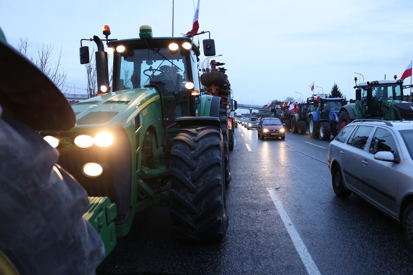 Rolnicy blokujący aleję Jana III Sobieskiego we Wrocławiu (poranek 12 lutego 2024)&nbsp;&nbsp;