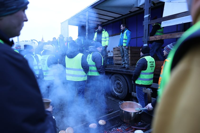 Rolnicy blokujący aleję Jana III Sobieskiego we Wrocławiu (poranek 12 lutego 2024)&nbsp;&nbsp;
