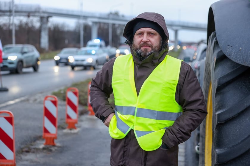 Rolnicy blokujący aleję Jana III Sobieskiego we Wrocławiu. Dominik Nikody&nbsp;(poranek 12 lutego 2024)&nbsp;&nbsp;