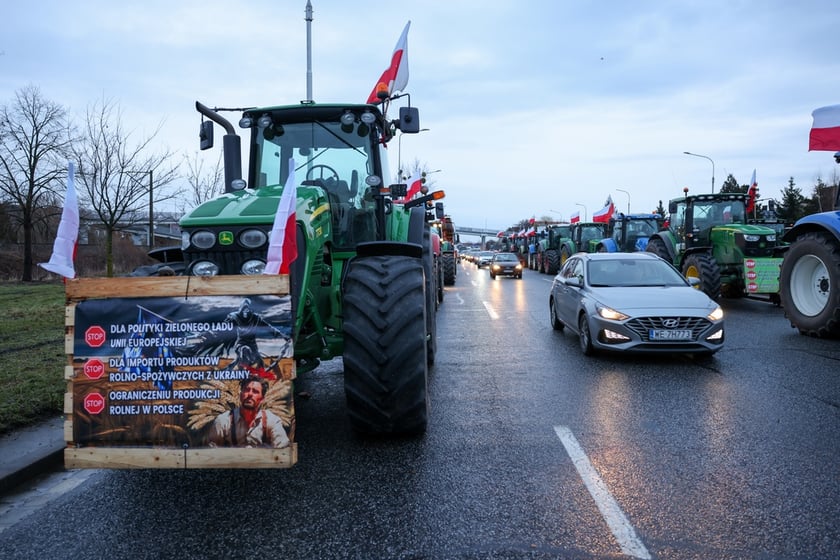 Rolnicy blokujący aleję Jana III Sobieskiego we Wrocławiu (poranek 12 lutego 2024)&nbsp;&nbsp;