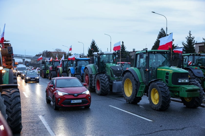 Rolnicy blokujący aleję Jana III Sobieskiego we Wrocławiu (poranek 12 lutego 2024)&nbsp;&nbsp;