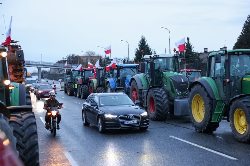 Rolnicy blokujący aleję Jana III Sobieskiego we Wrocławiu (poranek 12 lutego 2024)&nbsp;&nbsp;