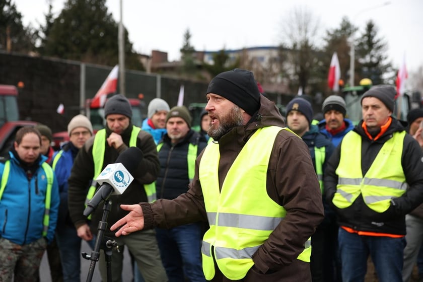 Rolnicy blokujący aleję Jana III Sobieskiego we Wrocławiu. W środku Dominik Nikody (poranek 12 lutego 2024)&nbsp;&nbsp;