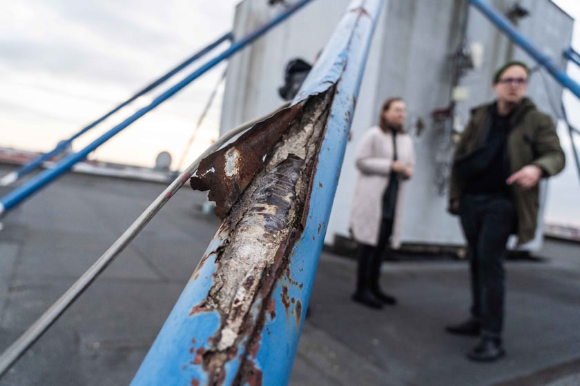 Uszkodzone liny trzymające kolejne kondygnacje Trzonolinowca