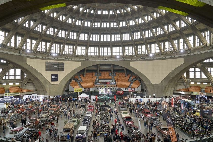 Kustomhead 2024 w Hali Stulecia - zabytkowe amerykańskie pojazdy we Wrocławiu