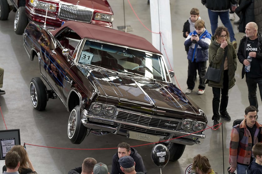 Kustomhead 2024 w Hali Stulecia - zabytkowe amerykańskie pojazdy we Wrocławiu