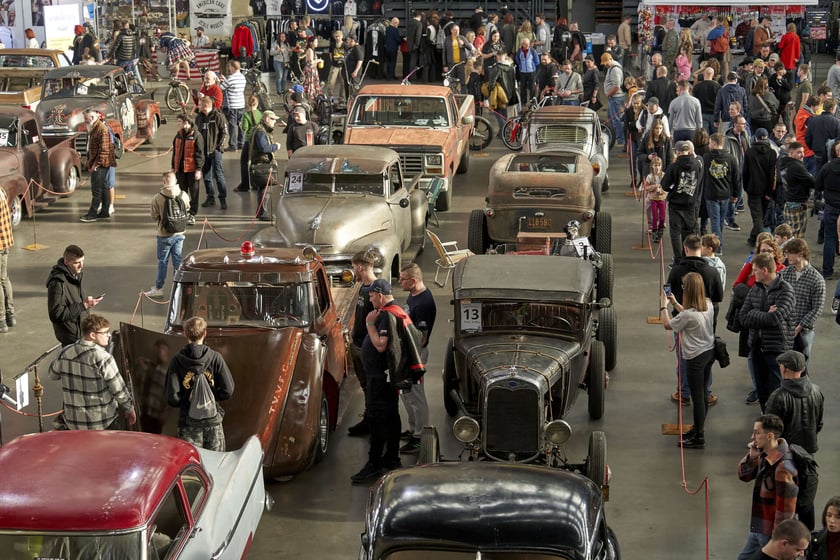 Kustomhead 2024 w Hali Stulecia - zabytkowe amerykańskie pojazdy we Wrocławiu