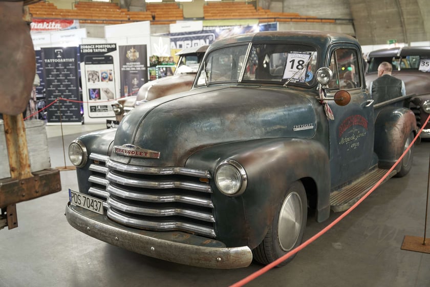 Kustomhead 2024 w Hali Stulecia - zabytkowe amerykańskie pojazdy we Wrocławiu