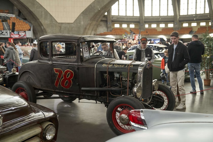 Kustomhead 2024 w Hali Stulecia - zabytkowe amerykańskie pojazdy we Wrocławiu