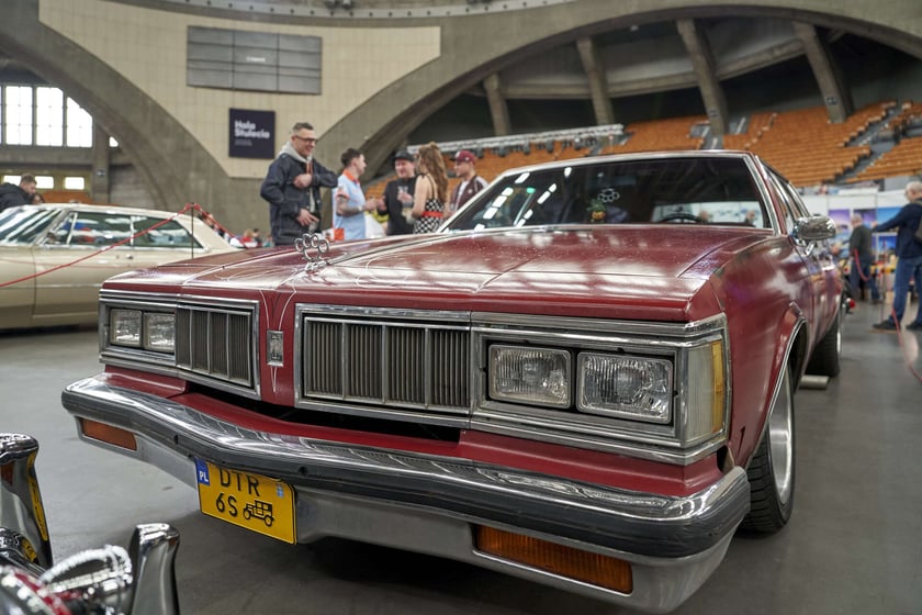 Kustomhead 2024 w Hali Stulecia - zabytkowe amerykańskie pojazdy we Wrocławiu