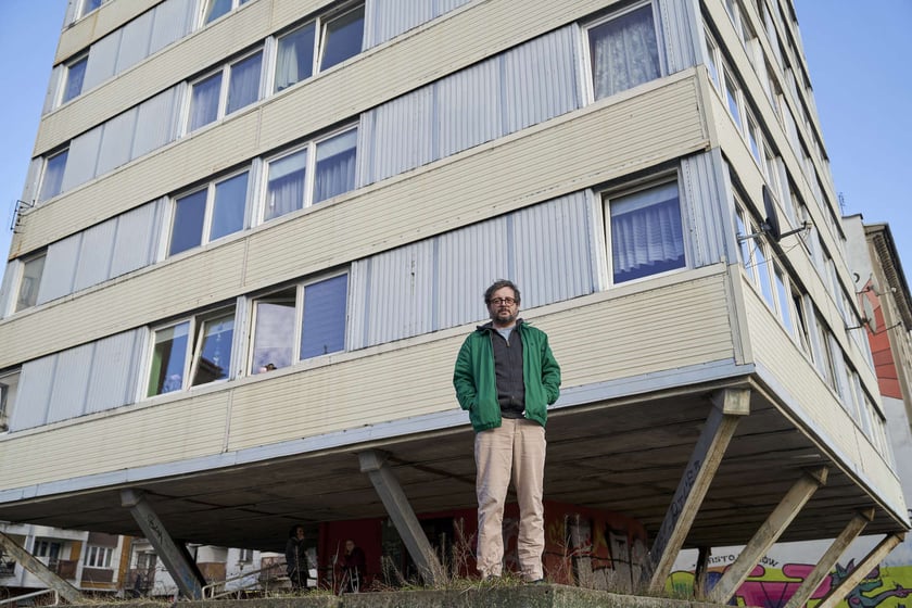 dr hab. Łukasz Wojciechowski na tle Trzonolinowca&nbsp;