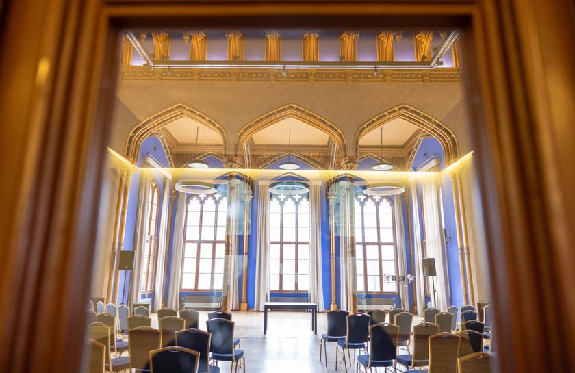 Sala Sesyjna znajduje się na piętrze, nad wejściem do dworca od ul. Piłsudskiego