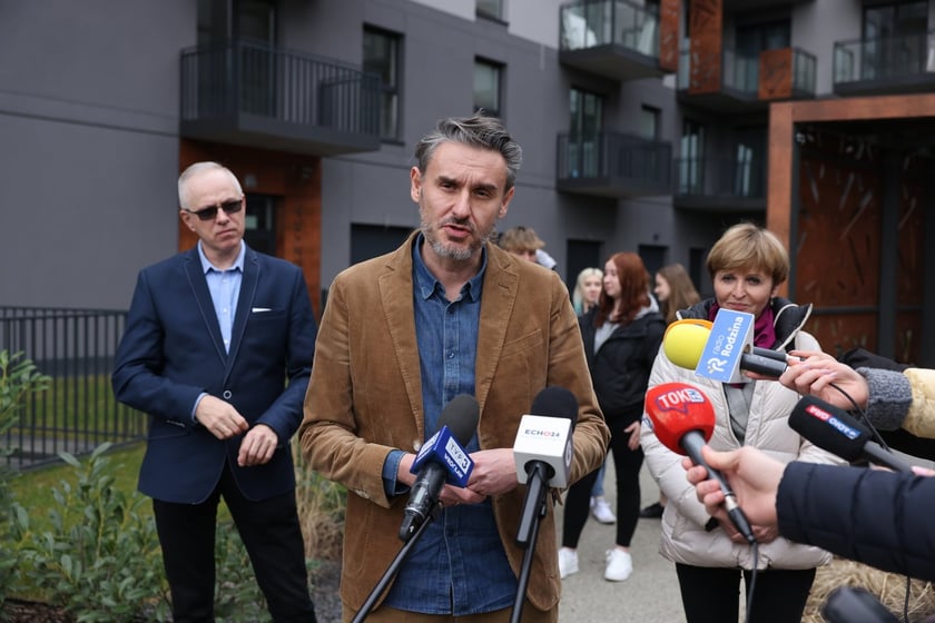 Młodzi ludzie wychowani w pieczy zastępczej wprowadzili się do mieszkań na wrocławskim Szczepinie