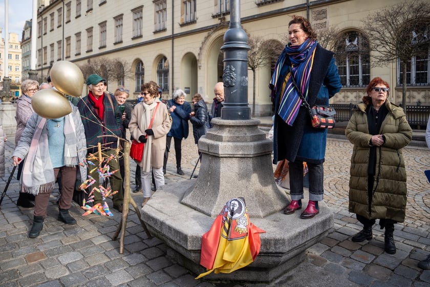 Odsłonięcie krasnala Stanisława Wolskiego