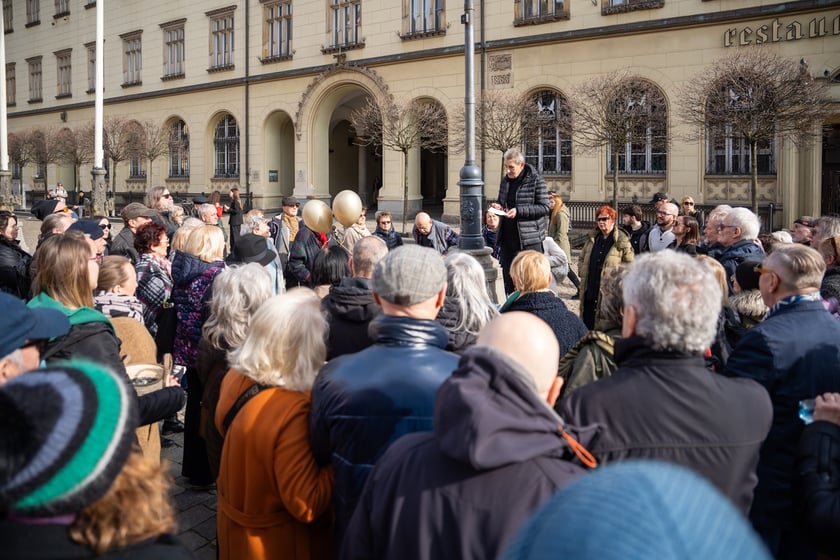 Odsłonięcie krasnala Stanisława Wolskiego