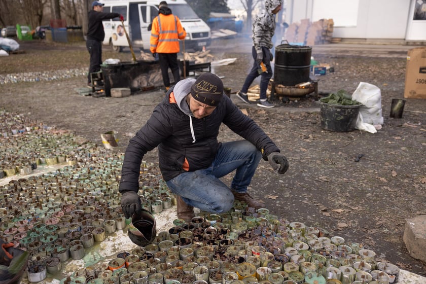 Wolontariusze z wrocławskiej grupy Foreign Front produkują dla ukraińskiej armii drony i świece okopowe. Wrocław, 25.02.2024