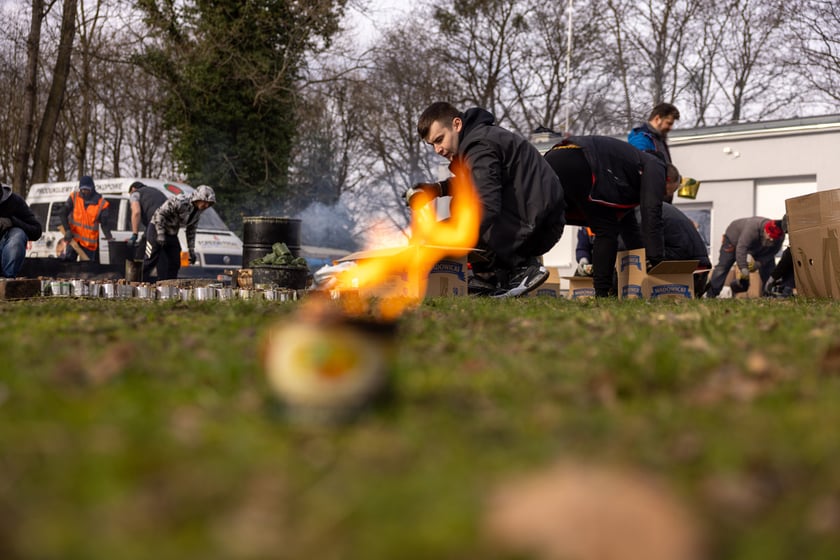 Wolontariusze z wrocławskiej grupy Foreign Front produkują dla ukraińskiej armii drony i świece okopowe. Wrocław, 25.02.2024