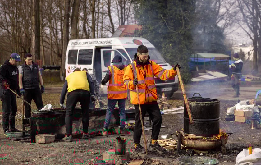 Wolontariusze z wrocławskiej grupy Foreign Front produkują dla ukraińskiej armii drony i świece okopowe. Wrocław, 25.02.2024