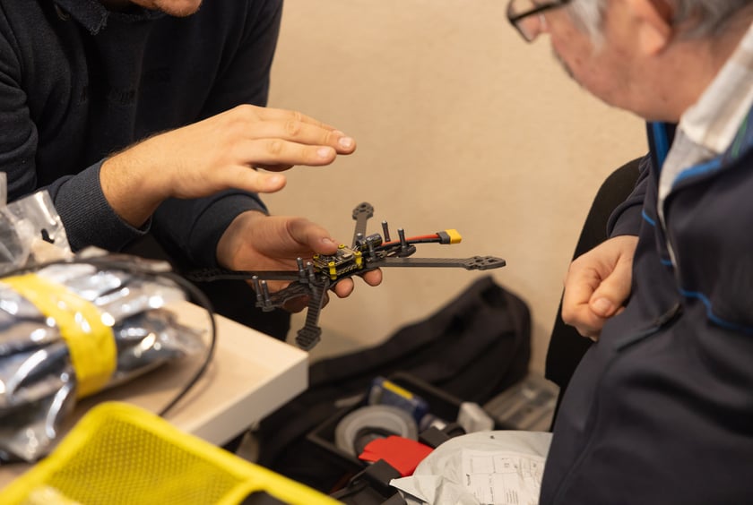 Wolontariusze z wrocławskiej grupy Foreign Front produkują dla ukraińskiej armii drony i świece okopowe. Wrocław, 25.02.2024