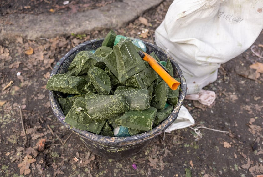 Wolontariusze z wrocławskiej grupy Foreign Front produkują dla ukraińskiej armii drony i świece okopowe. Wrocław, 25.02.2024