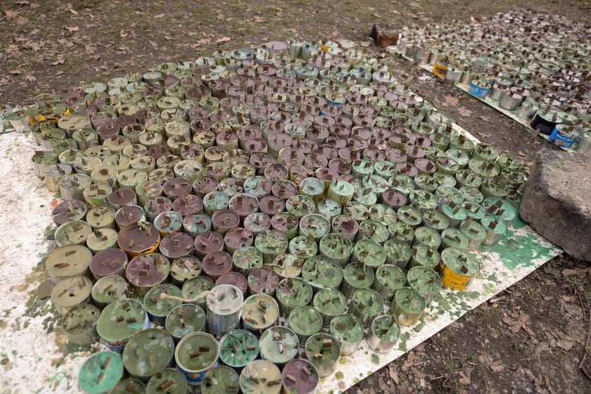 Wolontariusze z wrocławskiej grupy Foreign Front produkują dla ukraińskiej armii drony i świece okopowe. Wrocław, 25.02.2024