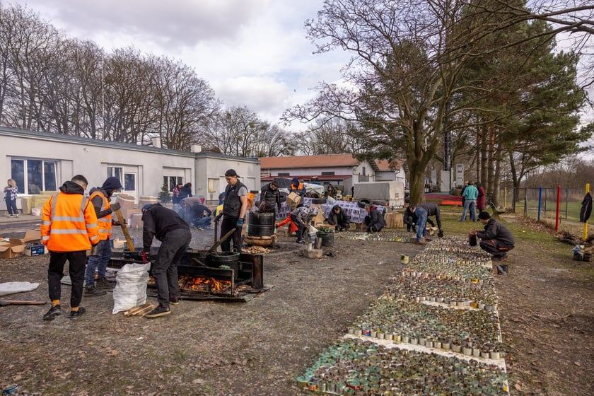 Wolontariusze z wrocławskiej grupy Foreign Front produkują dla ukraińskiej armii drony i świece okopowe. Wrocław, 25.02.2024