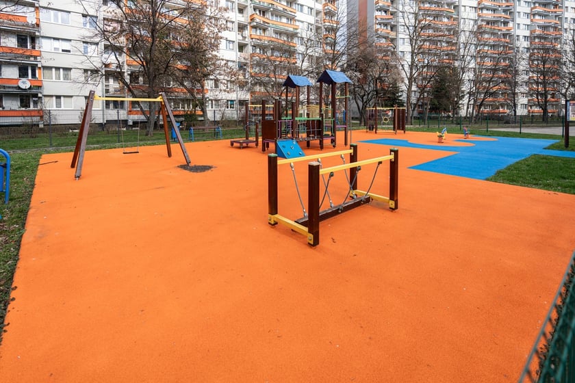 Szkoła Podstawowa nr 3 przy ulicy Bobrzej - plac zabaw