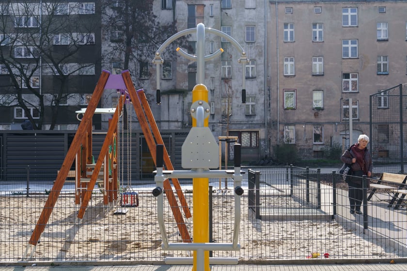 Wyremontowane w ostatnim czasie podwórko pomiędzy ulicami: Benedyktyńską, Górnickiego, Sienkiewicza, Sępa-Szarzyńskiego.