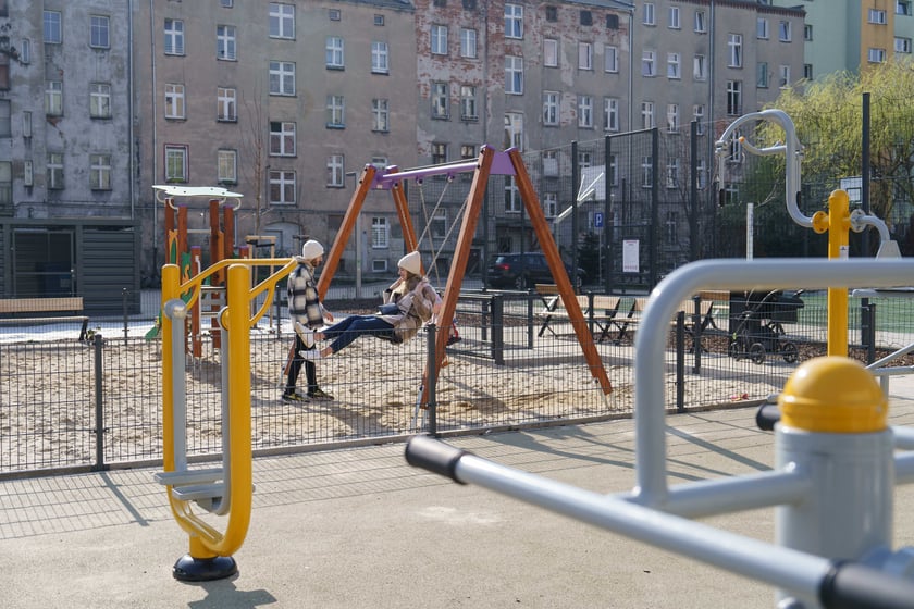 Wyremontowane w ostatnim czasie podwórko pomiędzy ulicami: Benedyktyńską, Górnickiego, Sienkiewicza, Sępa-Szarzyńskiego.