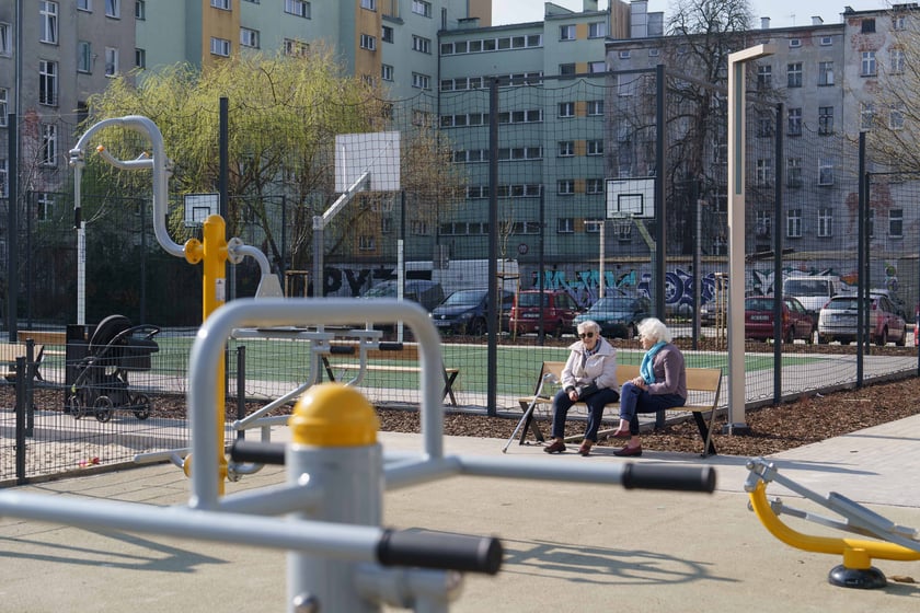 Wyremontowane w ostatnim czasie podwórko pomiędzy ulicami: Benedyktyńską, Górnickiego, Sienkiewicza, Sępa-Szarzyńskiego.