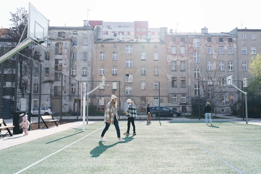 Wyremontowane w ostatnim czasie podwórko pomiędzy ulicami: Benedyktyńską, Górnickiego, Sienkiewicza, Sępa-Szarzyńskiego.