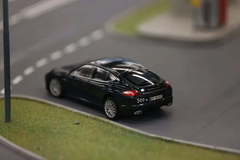 Makieta Kolejkowa: znaczek 500+ ma luksusowym porsche