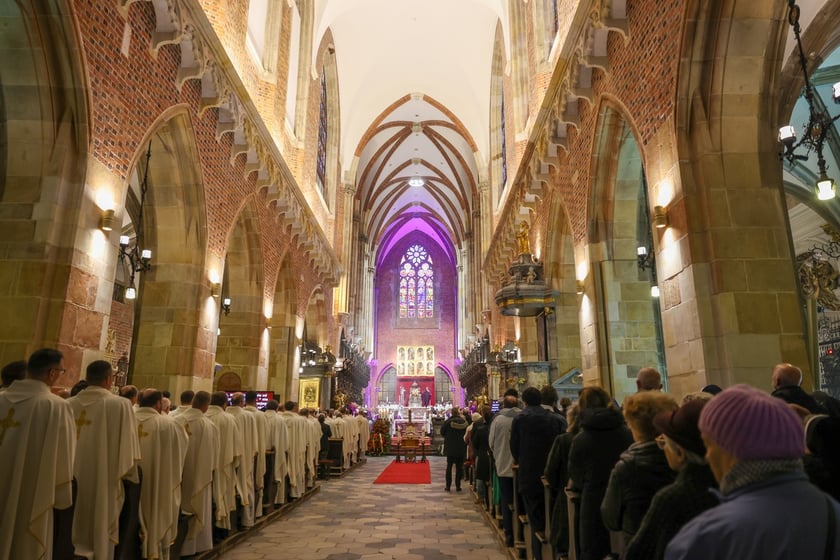Uroczystości pogrzebowe arcybiskupa Mariana Gołębiewskiego w katedrze na Ostrowie Tumskim we Wrocławiu