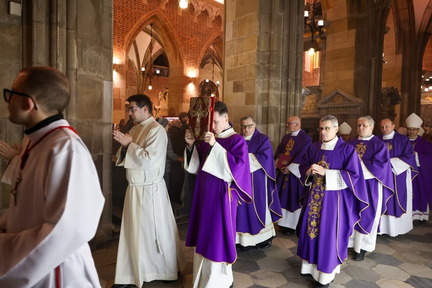 Uroczystości pogrzebowe arcybiskupa Mariana Gołębiewskiego w katedrze na Ostrowie Tumskim we Wrocławiu