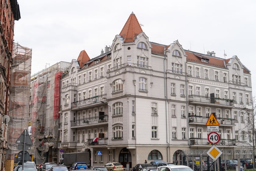 Akcja re-witalizacja. Plan władz Wrocławia na remont kamienic i modernizację podwórek. Część kamienic przy ul. Kurkowej już przeszło remont, jest plan na odnowienie kolejnych historycznych budynków oraz podwórek