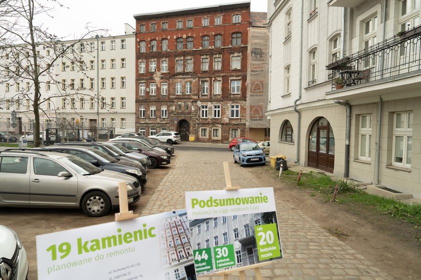 Akcja re-witalizacja. Plan władz Wrocławia na remont kamienic i modernizację podwórek. Część kamienic przy ul. Kurkowej już przeszło remont, jest plan na odnowienie kolejnych historycznych budynków oraz podwórek