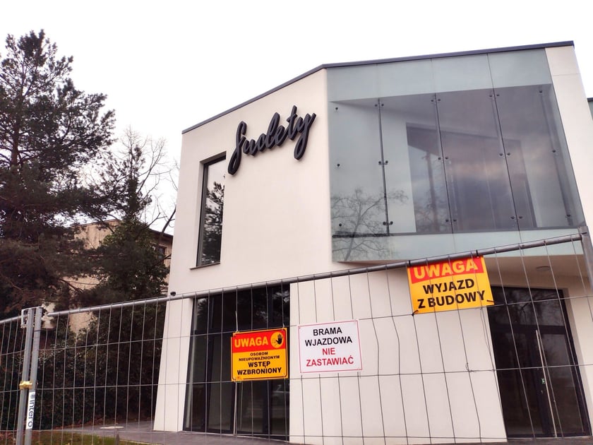 Sudety, nowy budynek handlowo-usługowy przy yl. Sudeckiej 108, marzec 2024