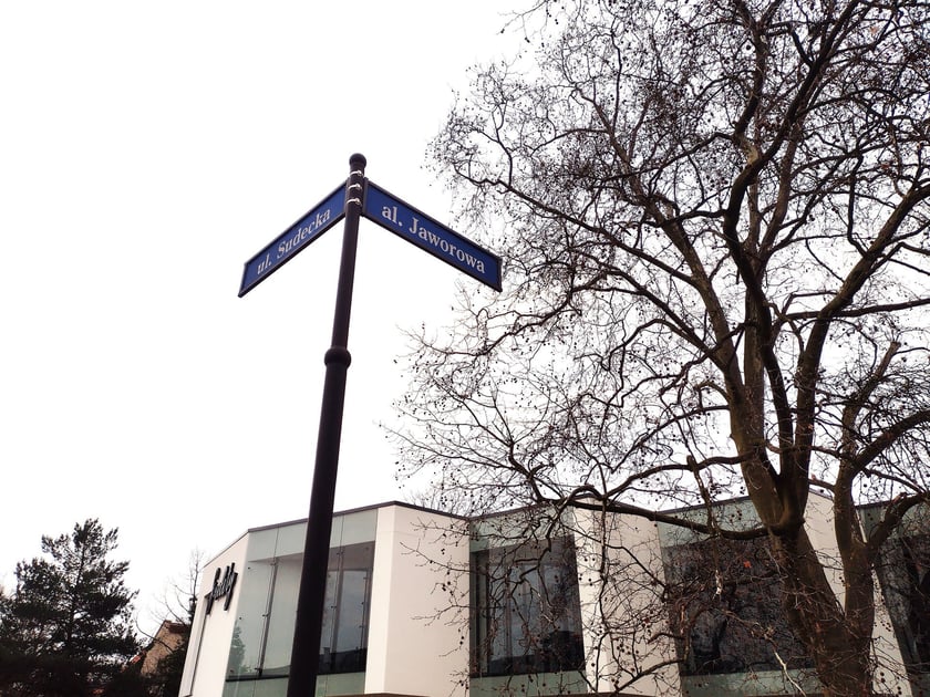 Sudety, nowy budynek handlowo-usługowy przy yl. Sudeckiej 108, marzec 2024