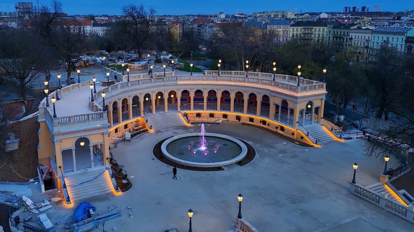 Rozświetlony Bastion Sakwowy na wzgórzu Partyzantów.