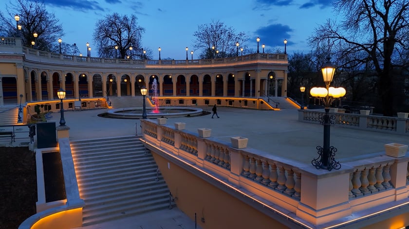 Rozświetlony Bastion Sakwowy na wzgórzu Partyzantów.