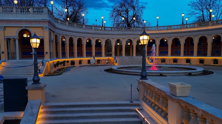 Rozświetlony Bastion Sakwowy na wzgórzu Partyzantów.