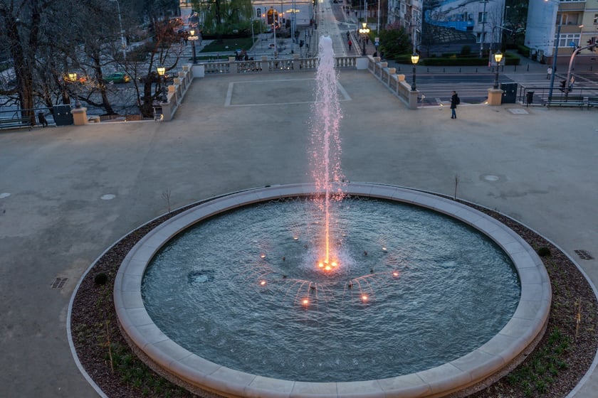 Rozświetlony Bastion Sakwowy na wzgórzu Partyzantów.