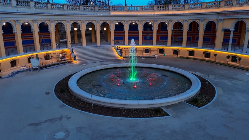 Rozświetlony Bastion Sakwowy na wzgórzu Partyzantów.