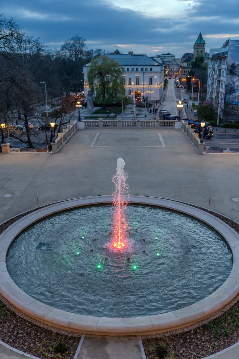 Rozświetlony Bastion Sakwowy na wzgórzu Partyzantów.