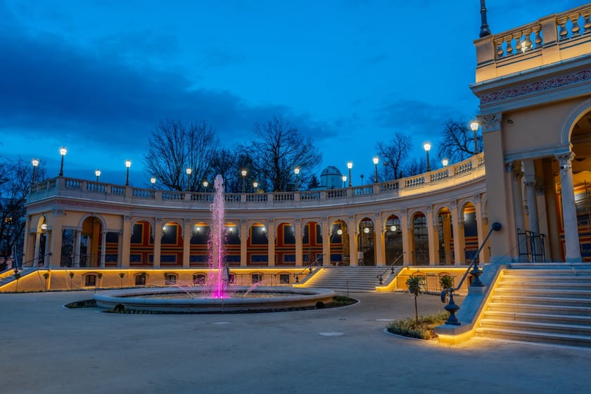 Rozświetlony Bastion Sakwowy na wzgórzu Partyzantów.