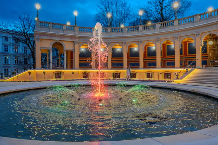 Rozświetlony Bastion Sakwowy na wzgórzu Partyzantów.