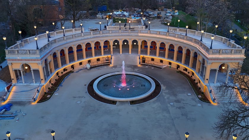 Rozświetlony Bastion Sakwowy na wzgórzu Partyzantów.